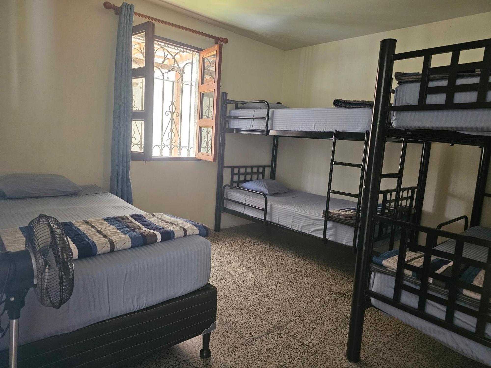Blue Moon Hostel Antigua Room photo