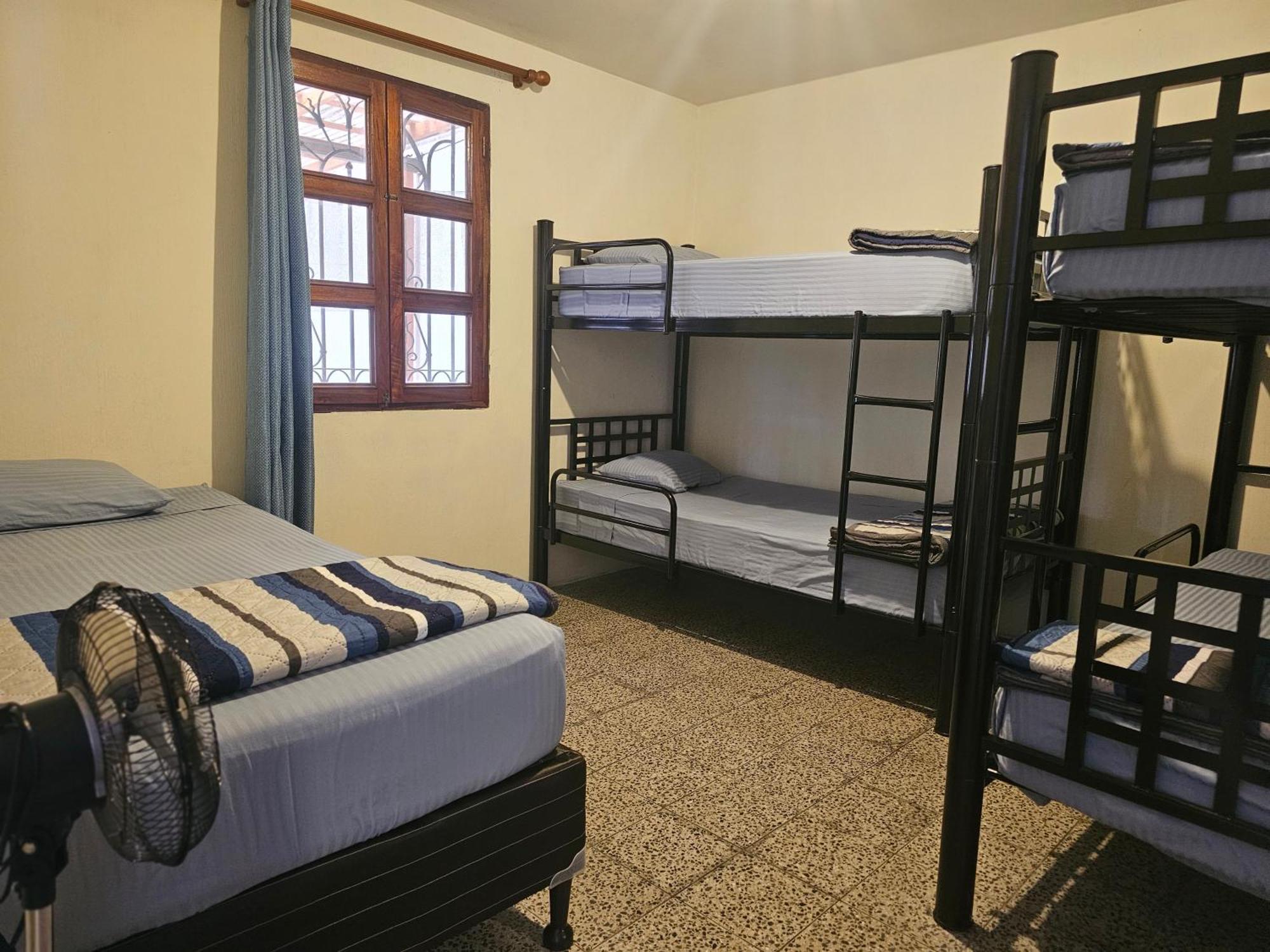 Blue Moon Hostel Antigua Room photo