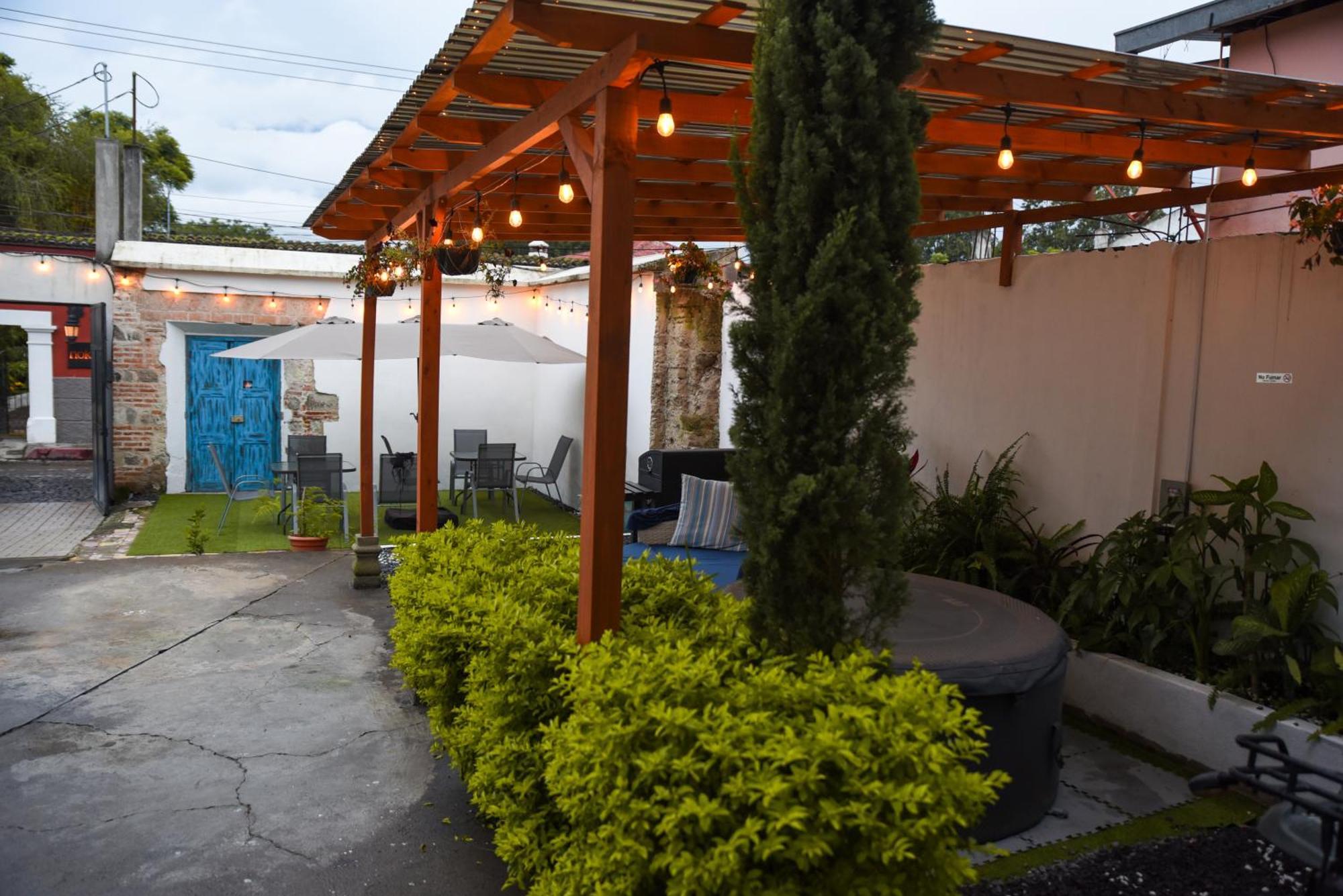 Blue Moon Hostel Antigua Exterior photo