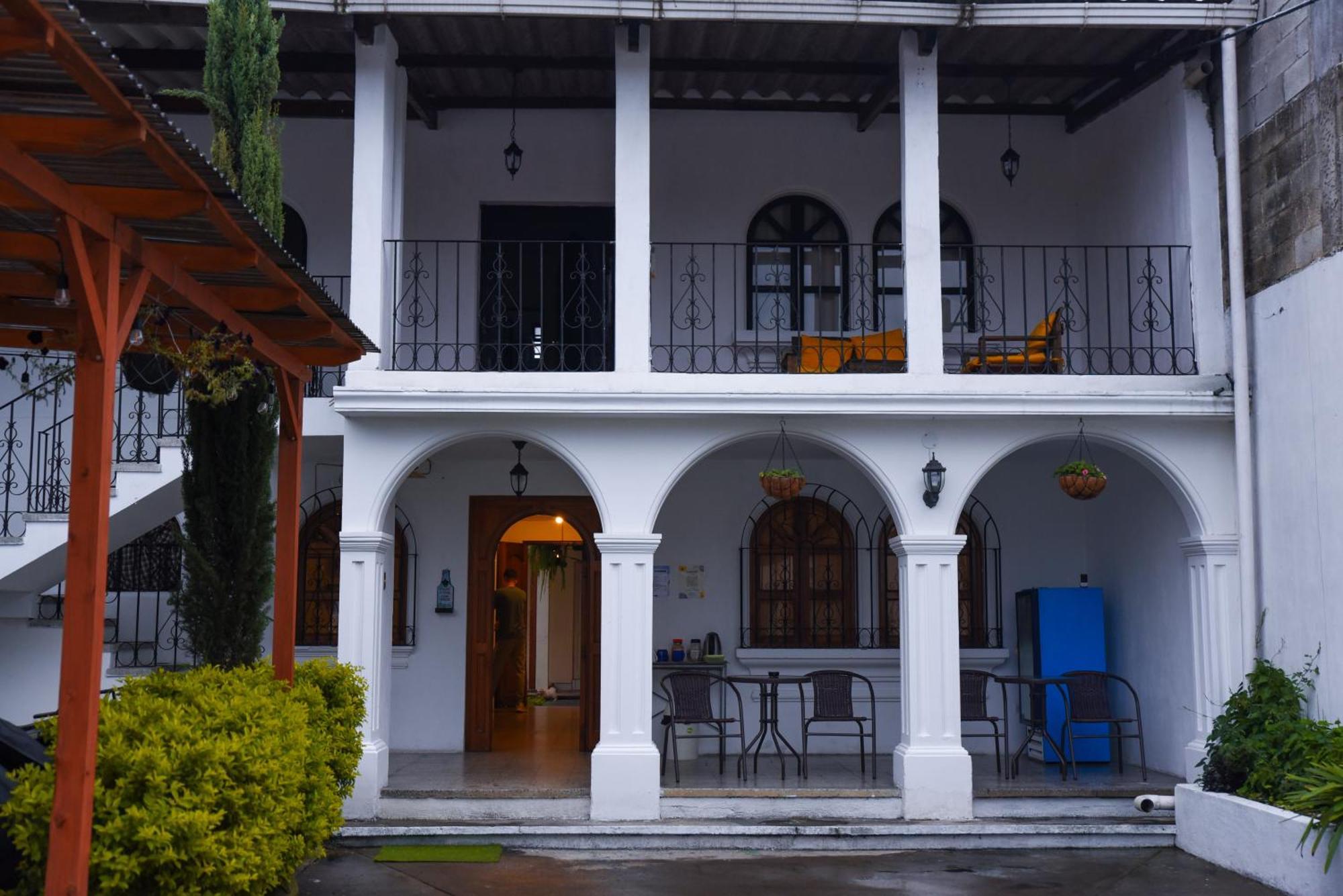 Blue Moon Hostel Antigua Exterior photo